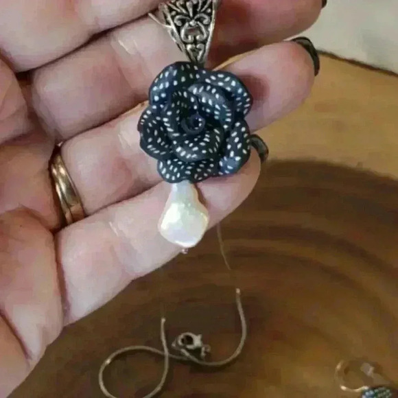 Vintage Baroque Pearl Necklace Earrings Set Black & White Roses Hand Made Flower - Picture 4 of 11